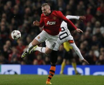 Manchester United-Shakhtar. Alexander Buttner y Douglas Costa.