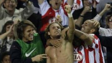 <b>APOTEOSIS ROJIBLANCA. </b>Forlán y Agüero celebran con una alegría inmensa el gol que le daba al Atlético la victoria ante el Espanyol por 3-2