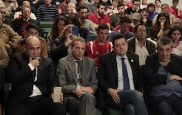 Encuentro con los Ases en el saln de actos de Caja Rural en Sevilla con directivos, jugadores y aficin del conjunto hispalense. 