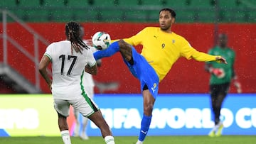 Alex Iwobi y Pierre-Emerick Aubameyang luchan por un balón en el Nigeria-Gabón.