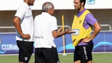 ENTRENAMIENTO. Ferreira da instrucciones a Jesús Gámez
