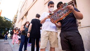 GRAF5884. BARCELONA, 23/06/2020.- Dos hombres hacen cola para comprar petardos, unas horas antes de la verbena de San Juan, este martes en Barcelona, una jornada este año marcada por la entrada en la nueva normalidad donde en la ciudad de Barcelona se cerrarán las playas para evitar aglomeraciones. EFE/ Marta Pérez