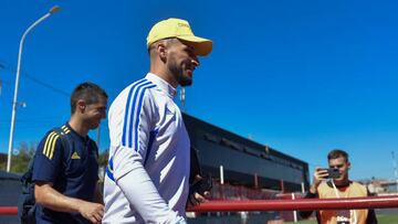 BUENOS AIRES, ARGENTINA - APRIL 01: Dario Benedetto of Boca Juniors arrives to the stadium prior a match between Barracas Central and Boca Juniors as part of Liga Profesional 2023 at Estadio Claudio Chiqui Tapia on April 01, 2023 in Buenos Aires, Argentina. (Photo by Marcelo Endelli/Getty Images)