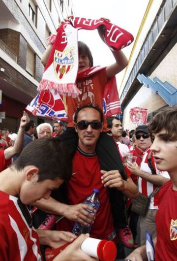 Los seguidores del Almería inundarón las calles de Villarreal para dar ánimos a su equipo, antes del partido contra el Villarreal donde se juegan el ascenso a primera división