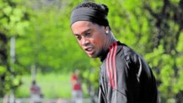 <b>MALABARISTA. </b>Ronaldinho, en el primer entrenamiento del Milán de esta temporada.