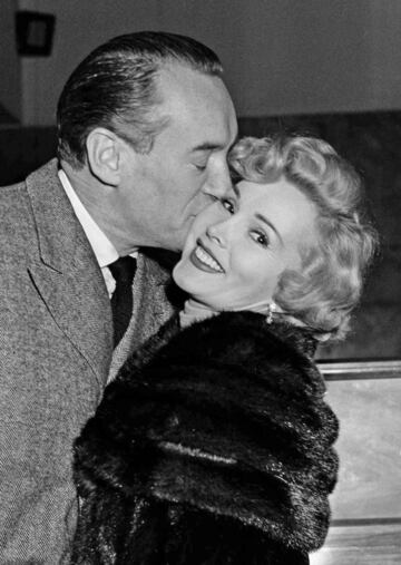 El actor George Sanders besa a su mujer Zsa Zsa Gabor en su llegada al aeropuerto de Ciampino, en Roma. 16 de febrero, 1953.