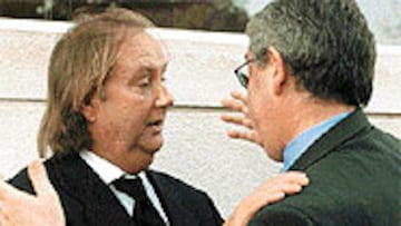 <B>DOS BUENOS AMIGOS</B>. Dani Sánchez Llibre abraza a José Luis Perelló, hijo del fallecido. Ambos seguirán trabajando para el club.