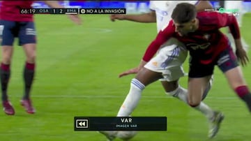 Imagen VAR del penalti de Nacho Vidal a Rodrygo en el minuto 58 del Osasuna-Real Madrid.