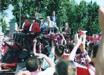 Gil en la calesa donde celebró el doblete (Liga y Copa del Rey) de 1996 por las calles de Madrid.
