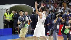 Sergio Llull levanta a la grada.