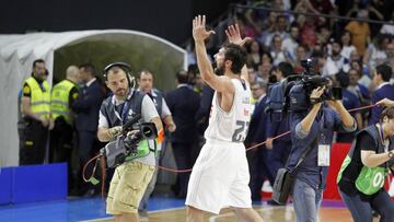 Sergio Llull levanta a la grada.