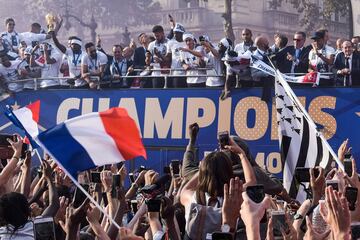 La selección francesa ha llegado al aeropuerto Roissy-Charles de Gaulle rodeado de una gran espectación. Después se han subido al clásico autobús para recorrer las calles de París y celebrar la segunda estrella con los aficionados.