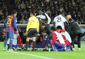 En la semifinal del Mundial de clubes, en un lance de juego sin mayor peligro aparente, Villa choca con un rival de Al Sadd y sufre una rotura en la tibia izquierda, su lesión más grave como profesional. El Barcelona ganó el Mundial pero perdió a Villa durante varios meses.