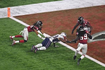 James White recibió un pase corto de Matt Ryan y anotó un touchdown que acerca a los Patriots en el marcador 28 - 9, tras el fallo del extra point de su kicker Stephen Gostkowski.