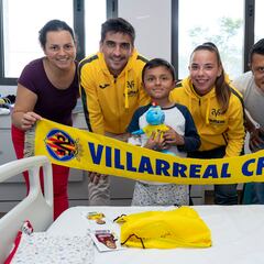 El Villarreal reparte ilusión en los hospitales