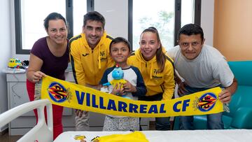 El Villarreal reparte ilusión en los hospitales