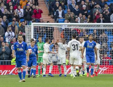 Los jugadores del Real Madrid celebran el 2-0 de Asensio al Melilla. 