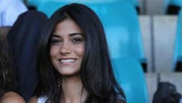 <b>La Segunda División es de primera</b> El malvado (probablemente malvada) que dijo que las morenas tienen cerebro y las rubias todo lo demás debería pasarse por los campos de Segunda. Por allí se dejó ver esta joven. Al azabache capilar, sonrisa para atracar bancos y mirada en semiguiño añade un cruce de piernas de Primera y Champions League.