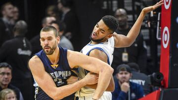 MSP01. MINNEAPOLIS (EE.UU.), 19/10/2016.- Marc Gasol de Grizzlies ante Karl-Anthony Towns (d) de Timberwolves hoy, miércoles 19 de octubre de 2016, durante un juego entre Memphis Grizzlies y Minnesota Timberwolves de la NBA que se disputa en el Target Center en Minneapolis, Minnesota (Estados Unidos). EFE/CRAIG LASSIG
