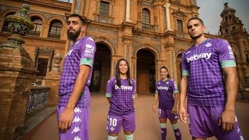 Presentaci&oacute;n de la camiseta morada del Betis. 