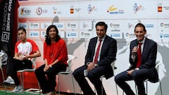 GRAF2438. MADRID, 01/10/2019.- La deportista ol&iacute;mpica Carolina Mar&iacute;n (i) junto a la presidenta del CSD, Mar&iacute;a Jos&eacute; Rienda (2i), al presidente de la Federaci&oacute;n Espa&ntilde;ola de B&aacute;dminton, David Cabello (d), y al CEO de Toyota en Espa&ntilde;a, Miguel Carsi (2d), durante la presentaci&oacute;n del programa escolar Badminton+, dentro del Plan 2020 de Apoyo al Deporte Base del CSD, este martes en Madrid. EFE/ V&iacute;ctor Lerena