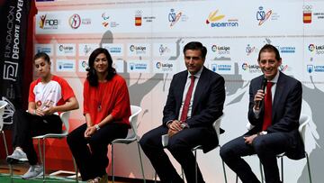 GRAF2438. MADRID, 01/10/2019.- La deportista olímpica Carolina Marín (i) junto a la presidenta del CSD, María José Rienda (2i), al presidente de la Federación Española de Bádminton, David Cabello (d), y al CEO de Toyota en España, Miguel Carsi (2d), durante la presentación del programa escolar Badminton+, dentro del Plan 2020 de Apoyo al Deporte Base del CSD, este martes en Madrid. EFE/ Víctor Lerena