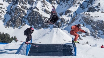 Tres freeskiers atacando el park de Baqueira Beret