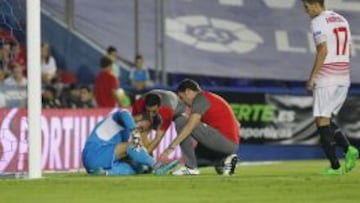 Beto siendo atendido tras lesionarse ante el Levante.