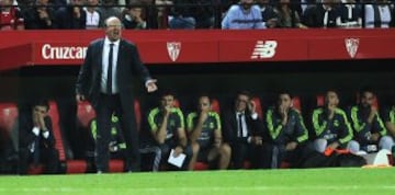 James Rodríguez juega 30 minutos y muestra destellos de "magia" ante Sevilla.