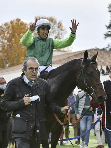 Un jockey reverenciado, autor de más de 1.200 victorias en distintos países, 37 de sus 52 años dedicados a la profesión, y que en 2016 recibió la Medalla de Bronce al Mérito Deportivo.