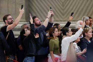 Cientos de personas esperan para despedirse del papa Francisco en la Basílica de San Pedro. 