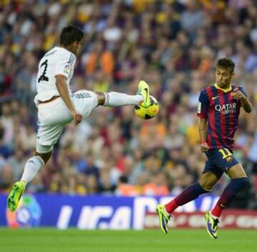 Varane y Neymar durante el partido de Liga correspondiente a la décima jornada de liga entre el Barcelona y el Real Madrid en el Camp Nou.