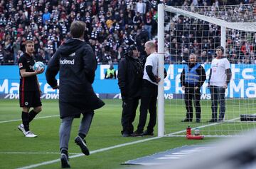 Dos espectadores se atan a los postes en el Eintracht-Friburgo