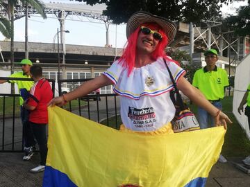 Los aficionados acuden al estadio Hernán Ramírez Villegas para el partido de Colombia frente a Venezuela por la cuarta fecha del Torneo Preolímpico.