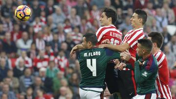 GRA195. BILBAO, 30/10/2016.- Los jugadores del Athletic de Bilbao Xabier Etxeita (c) y Aritz Aduriz (d) cabezean un balón ante el defensa de Osasuna Miguel Flaño (i), durante el partido de la décima jornada de Liga que disputan en el estadio San Mamés de Bilbao. EFE/LUIS TEJIDO