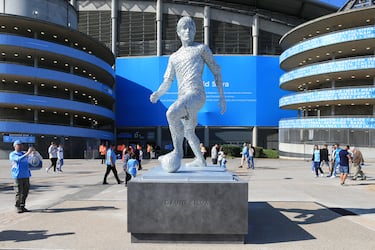En agosto de 2021, el Manchester City descubrió la estatua en homenaje a la leyenda de su equipo, el español David Silva. Se encuentra en los aledaños del Etihad Stadium en Mánchester.