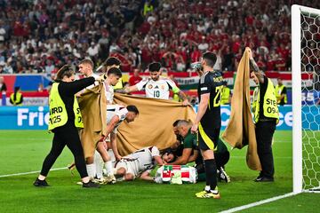 Barnabas Vargas se queda tendido en el terreno de juego tras el golpe. Las asistencias médicas atendieron al centrocampista húngaro durante varios minutos tapados por una lona.