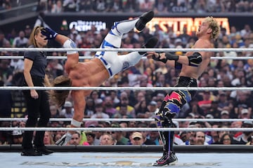 AJ Styles y Logan Paul tuvieron una lucha intensa en el cuadril¨¢tero, al final el youtuber se llev¨® la victoria sobre Styles.