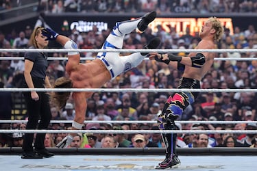 AJ Styles y Logan Paul tuvieron una lucha intensa en el cuadrilátero, al final el youtuber se llevó la victoria sobre Styles.