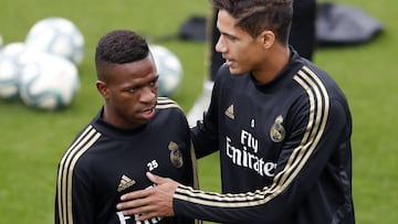 Varane y Vinicius, durante el entrenamiento de este martes con el Real Madrid.