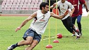 <B>AL CIEN POR CIEN</B>. Así quiere Oliveira a Figo y por eso le machaca.