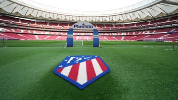 Panorámica del Cívitas Metropolitano con el escudo del Atlético en primer plano.