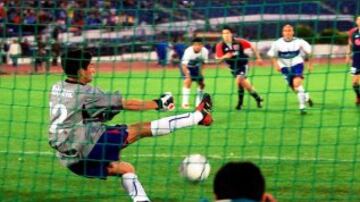 Atajó un penal histórico a Pedro 'Heidi' González en 2002. Tiene 25 participaciones en clásicos.