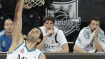 El jugador del Real Madrid Felipe Reyes entra a canasta, en el partido de liga ACB.