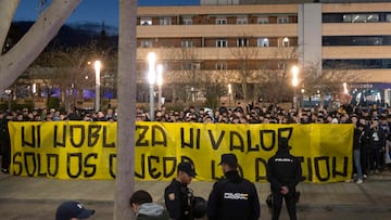 Unos 400 aficionados se manifiestan delante de la entrada del palco presidencial de La Romareda.