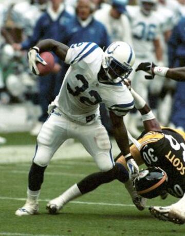 Edgerrin James intenta sortear a Chad Scott.