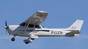 Two small planes collide mid-air in Arizona