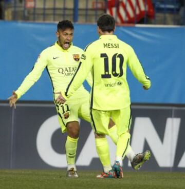 1-1. Neymar celebró el tanto del empate con sus compañeros.