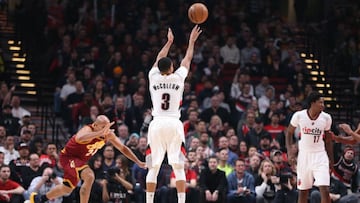 C.J. McCollum lanza ante Cleveland Cavaliers.
