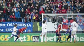 Oriol Riera marca el 1-0.